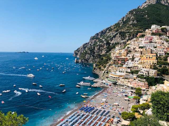 Sombrillas en una playa de la costa de Amalfi